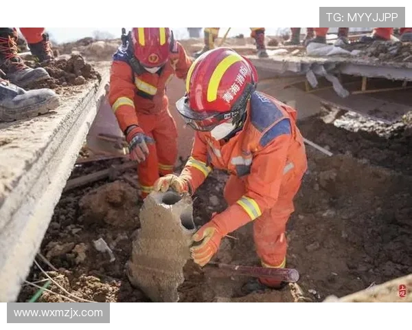 挖掘机地震灾后道路清理